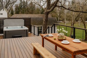 Outdoor dining - Pool, Hot Tub, Waterfront, Designer Finishes (Auburn)