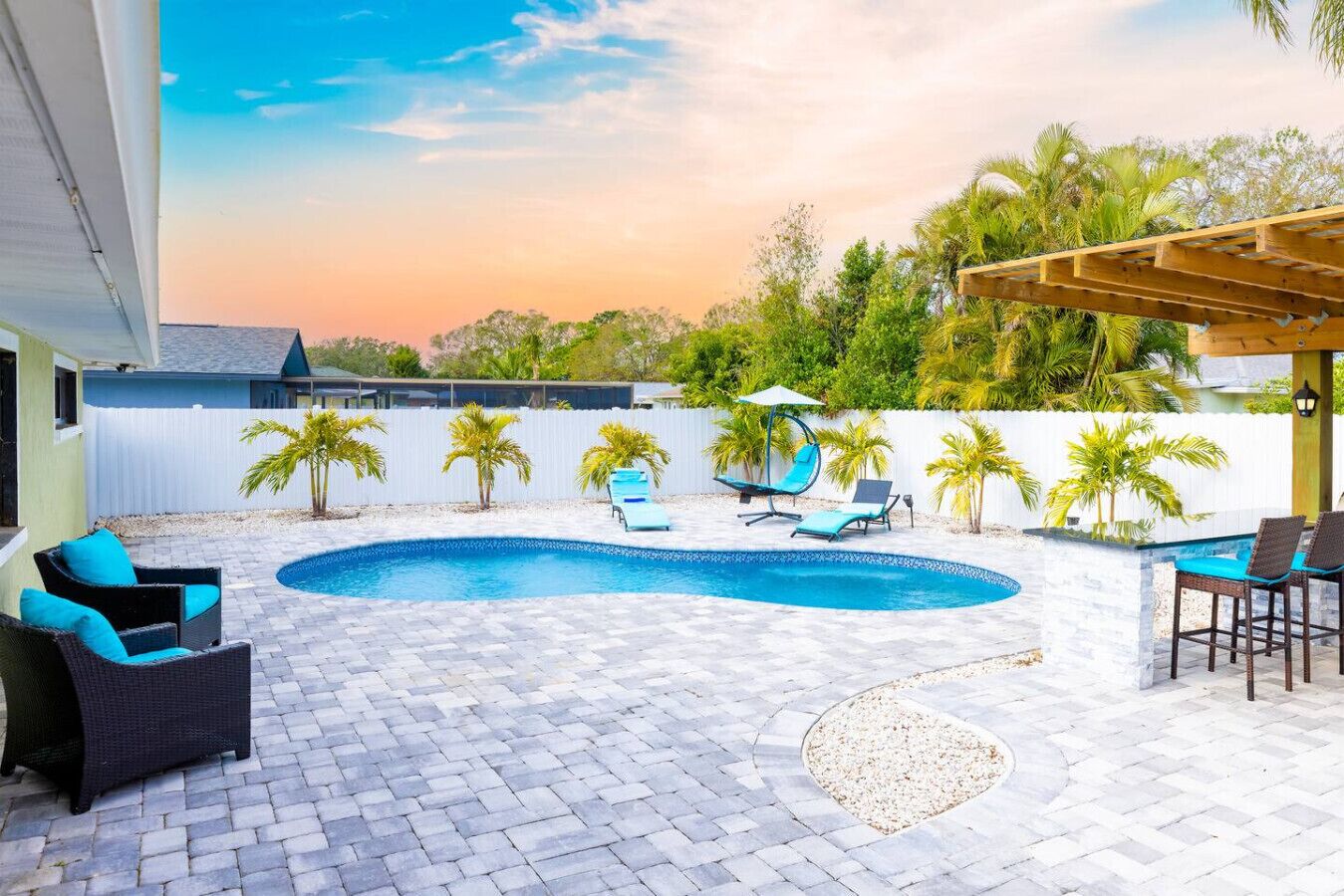 Una piscina al aire libre, una piscina climatizada