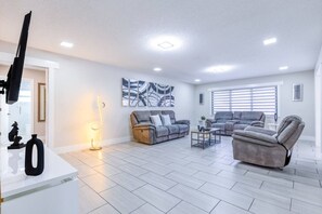 Smart-tv, een tafeltennistafel en een stereo