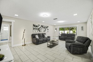 Téléviseur connecté, table de ping-pong, chaîne audio