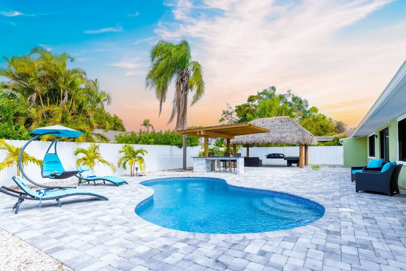 Alberca al aire libre y alberca climatizada