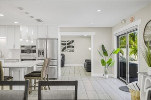 Réfrigérateur, four à micro-ondes, un four, surface de cuisson
