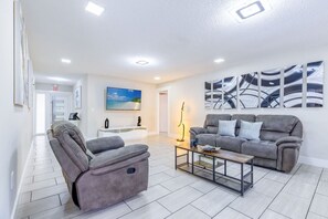 TV connectée, table de tennis de table, chaîne hi-fi