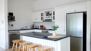 Køleskab, mikrobølgeovn, ovn, kogeplade
