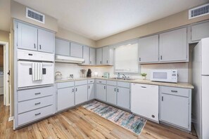 Fridge, microwave, oven, stovetop - 4-Bed Haven Pool Table, Shuffleboard Massage Chair (Columbus)