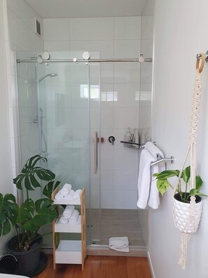 Dusche, umweltfreundliche Kosmetikartikel, Haartrockner, Shampoo