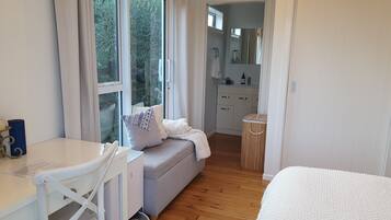 1 chambre, bureau, fer et planche Ă repasser, lit parapluie