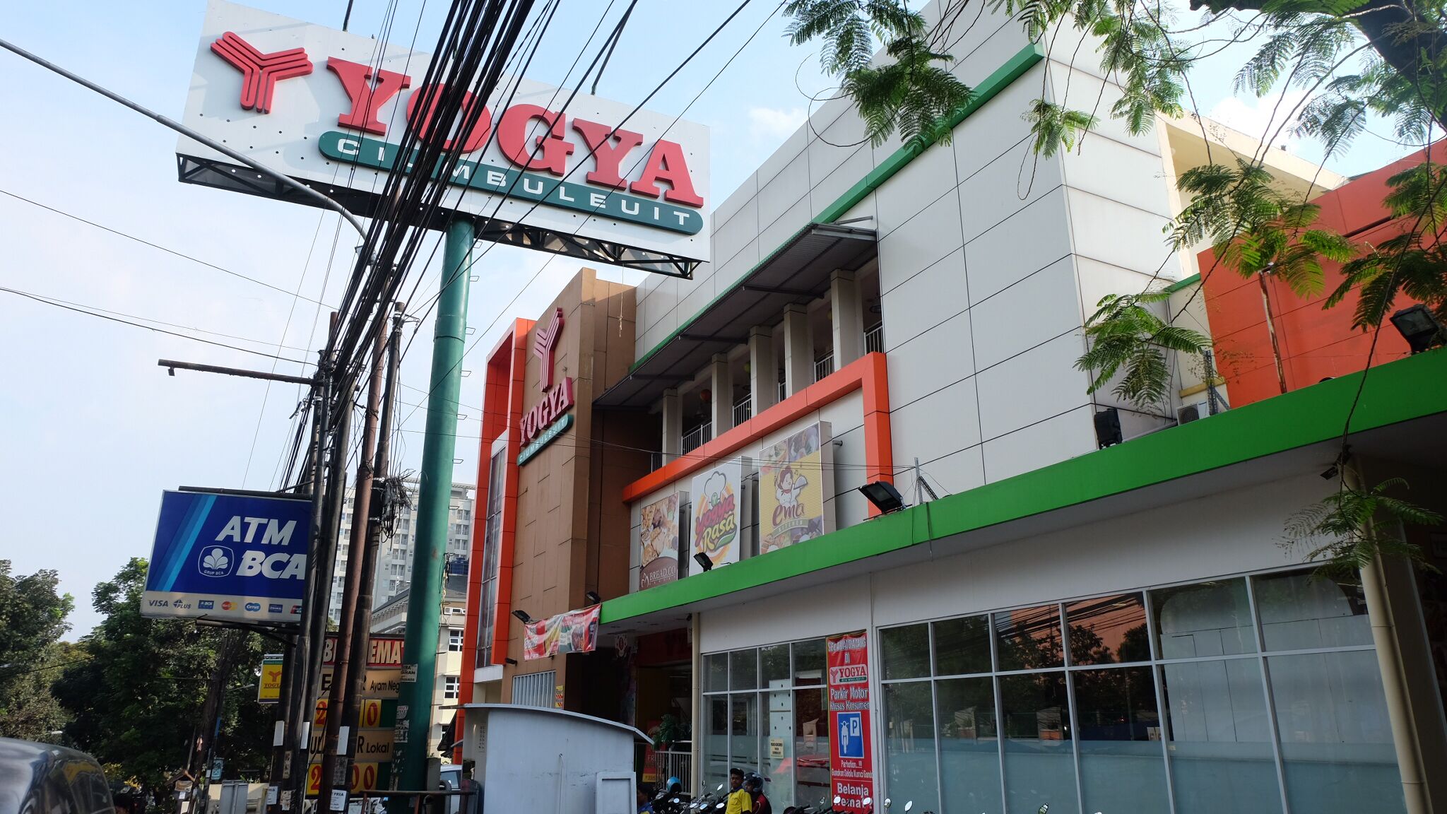 Un bâtiment sur lequel on peut lire l’inscription « Yogya City Centre ».