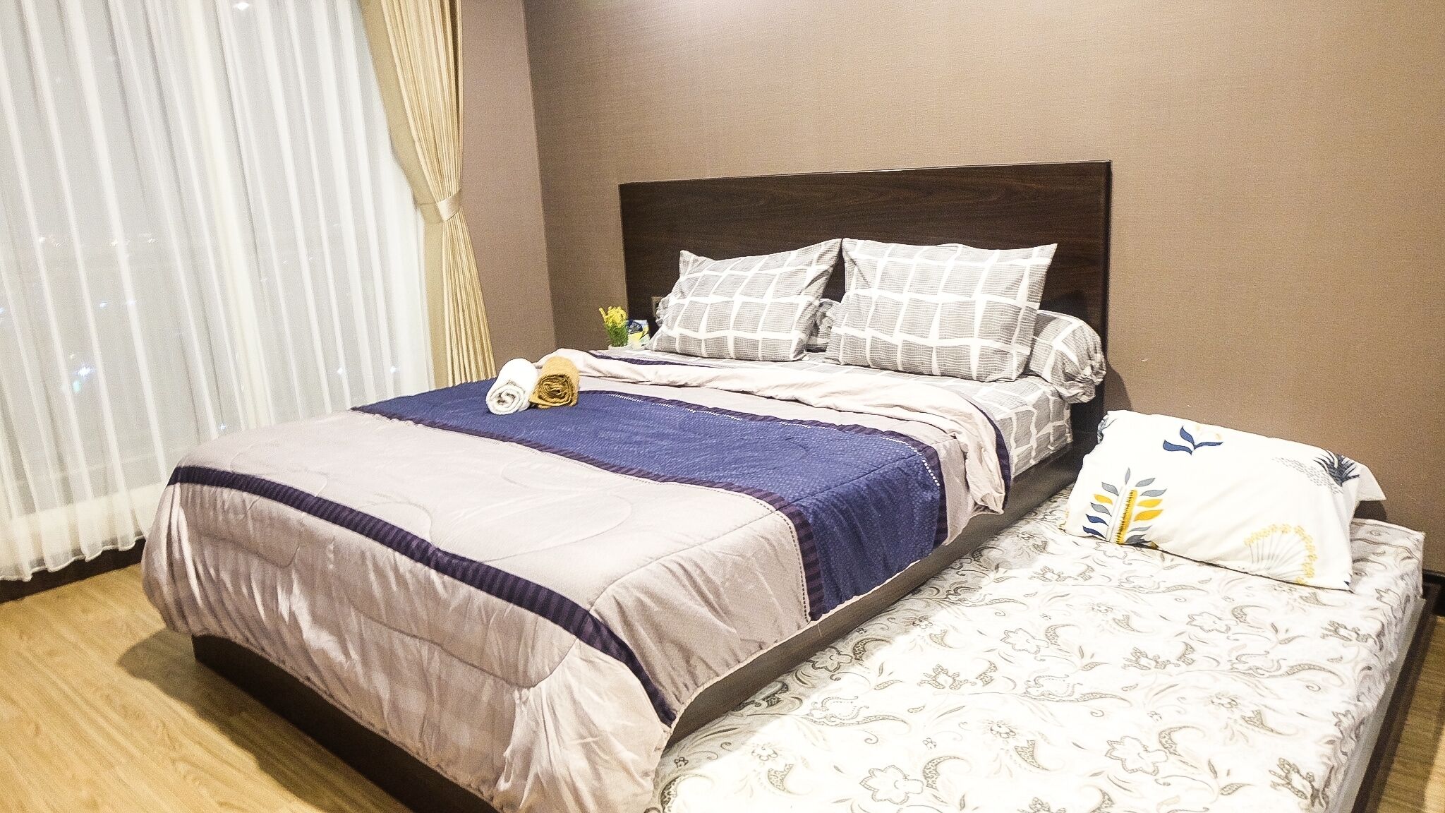 ميني بار وستائر تعتيم وتجهيزات عازلة للصوت وواي فاي مجانًا