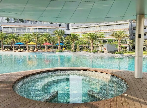 Outdoor pool - Seaview GoldCoast Residence in Jakarta (Jakarta)