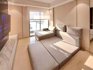 Appartamento Deluxe, 3 camere da letto, balcone, vista città | Minibar, tende oscuranti, insonorizzazione, Wi-Fi gratuito