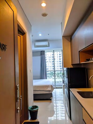 Superior Studio, 1 Queen Bed, Kitchen, City View | Minibar, free WiFi
