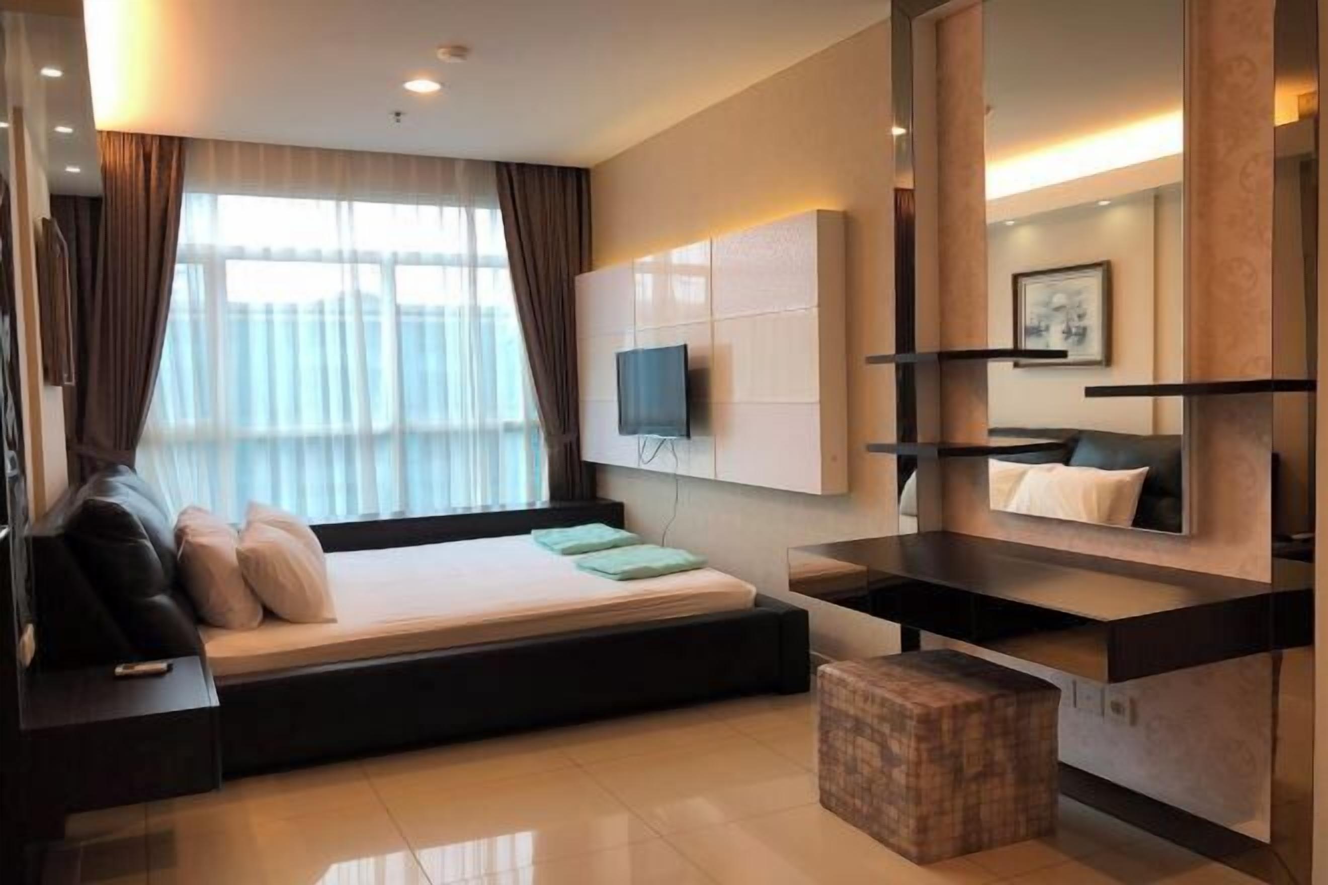 Minibar, desk, laptop workspace, blackout drapes