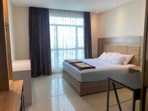 高級公寓, 3 間臥室, 廚房, 城市景觀 | 迷你吧、書桌、筆電工作空間、遮光布/窗簾