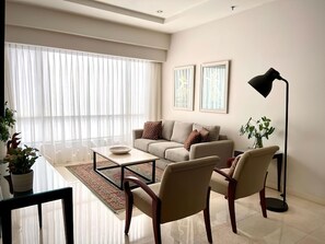 Appartement Deluxe, 3 chambres, balcon, vue ville | Coin séjour | Télévision à écran plat de 42 pouces avec chaînes par câble