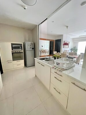 Deluxe appartement, 3 slaapkamers, balkon, uitzicht op de stad | Privékeuken