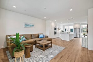 Smart TV - Carlsbad Gem located short distance to Legoland, Crystal Blue Beaches and more. (Carlsbad)