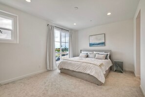 4 bedrooms, WiFi, bed sheets - Carlsbad Gem located short distance to Legoland, Crystal Blue Beaches and more. (Carlsbad)