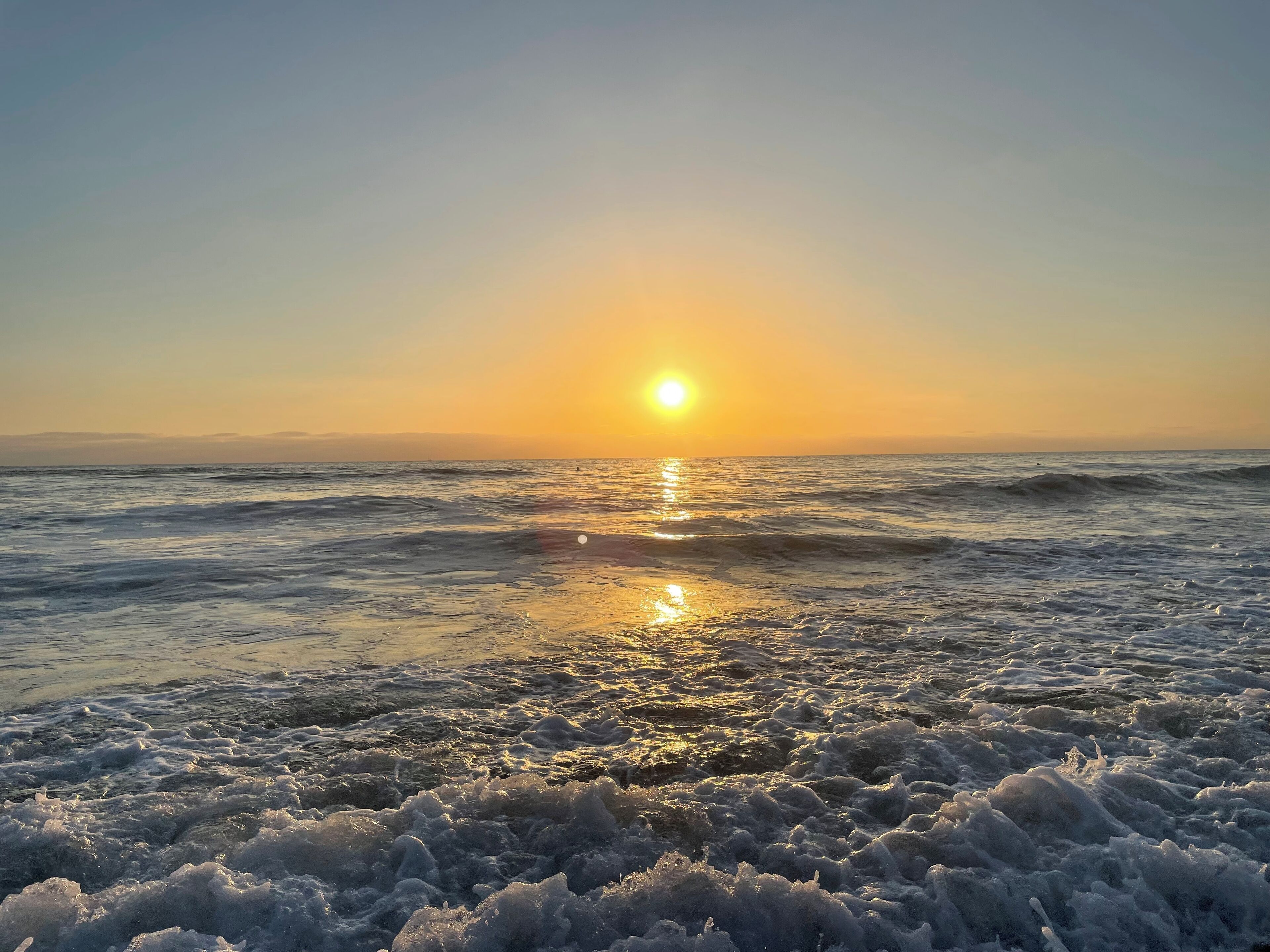 Una spiaggia nelle vicinanze, lettini da mare, teli da spiaggia