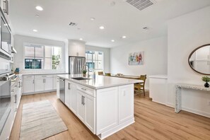 Fridge, microwave, oven, stovetop - Carlsbad Gem located short distance to Legoland, Crystal Blue Beaches and more. (Carlsbad)