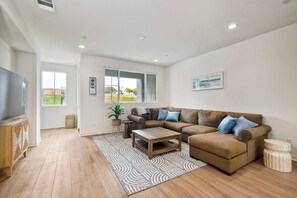 Smart TV - Carlsbad Gem located short distance to Legoland, Crystal Blue Beaches and more. (Carlsbad)