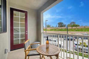 Outdoor dining - Carlsbad Gem located short distance to Legoland, Crystal Blue Beaches and more. (Carlsbad)