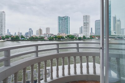 BEAT. Warii Hostel at Chaophraya River