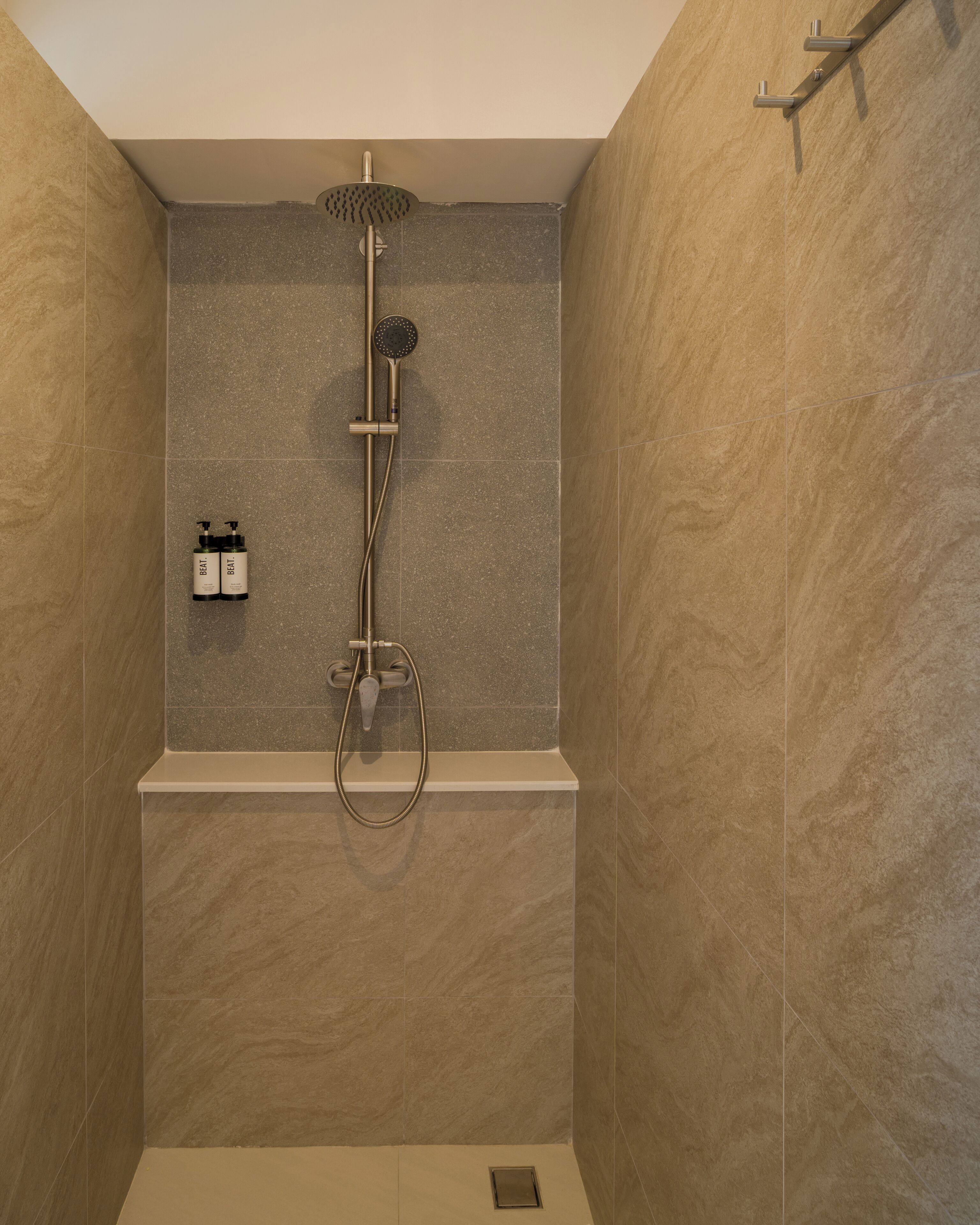 Eine moderne Dusche mit Handbrause und Deckenbrause.