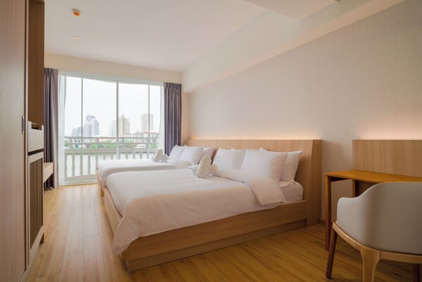 Deluxe Jacuzzi Room with River View | In-room safe, free WiFi - BEAT. Warii Hostel at Chaophraya River (Bangkok)