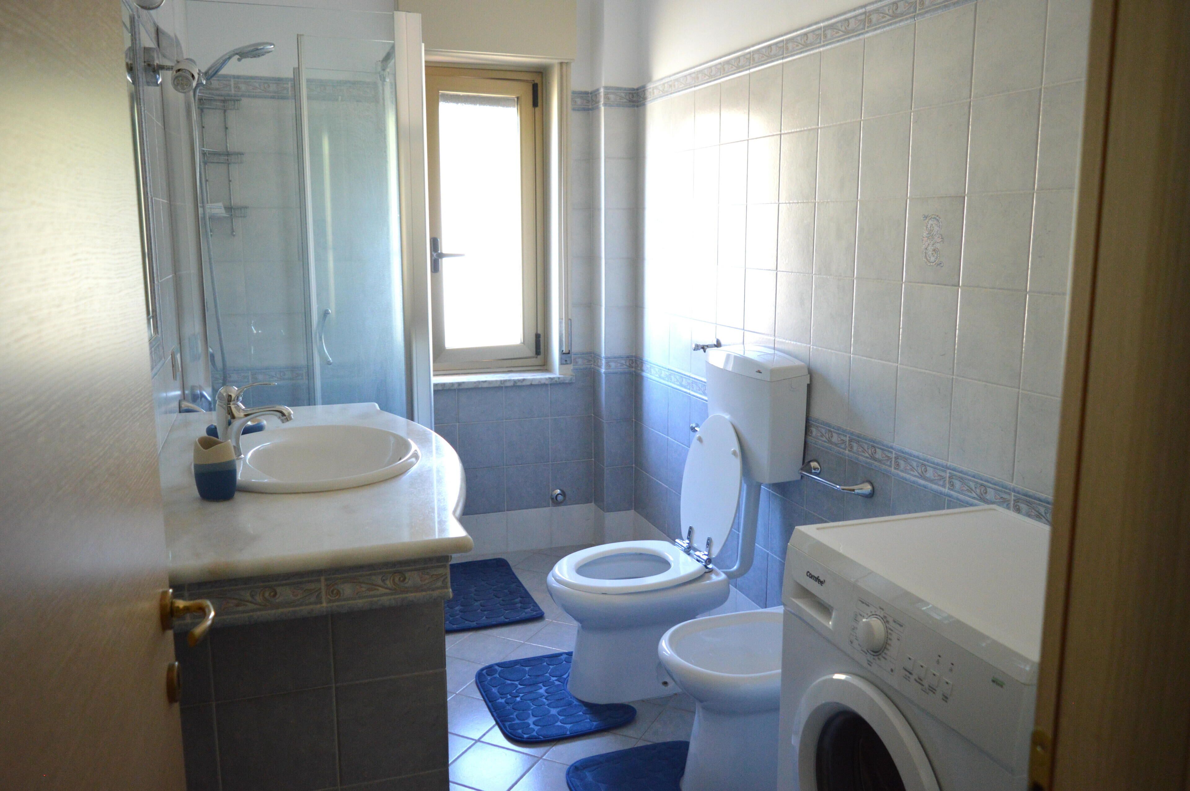 Een haardroger, een bidet, handdoeken, zeep