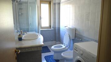 Een haardroger, een bidet, handdoeken, zeep