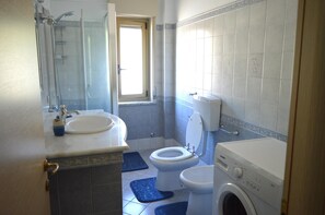 Hårtørrer, bidet, håndklæder, Sæbe