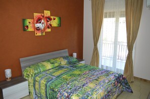 2 bedrooms, travel cot, free WiFi, bed sheets