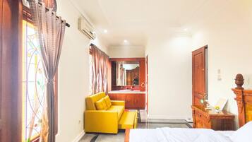 6 bedrooms, in-room safe, desk, iron/ironing board