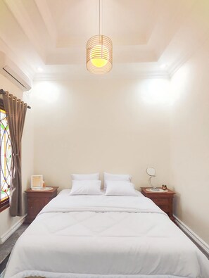 6 soverom, safe på rommet, skrivebord og strykejern/-brett