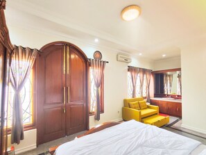 6 bedrooms, in-room safe, desk, iron/ironing board - Palma Villa Homestay Klaten. 5 minutes to the city center and natural water park (Jawa Tengah)