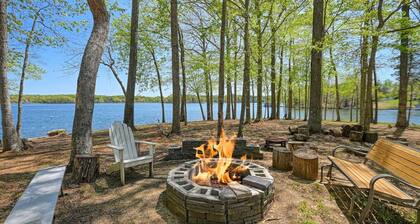 Shangri-La- Private Waterfront Setting | Kayaks | Dock | Firepit