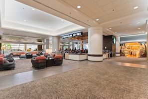 Lobby - 15th floor studio with 2 full size bed at Ala Moana Hotel (Honolulu)