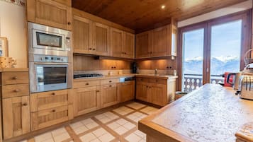 Fridge, oven, dishwasher, cookware/dishes/utensils