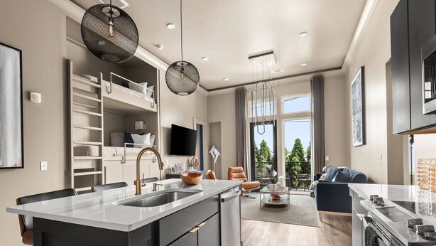 Una cocina moderna con una isla central, estanterías empotradas y un comedor con vistas.