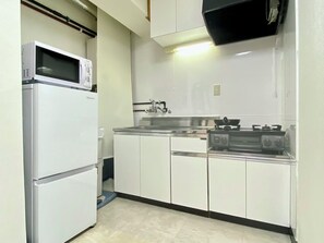 Jääkaappi, mikroaaltouuni, liesi, vedenkeitin