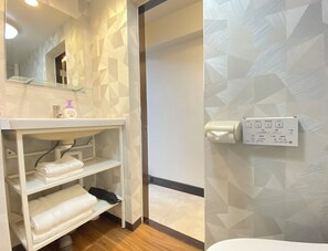 Suihku, hiustenkuivaaja, bidee, pyyhkeet