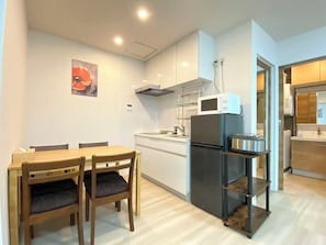Kühlschrank, Mikrowelle, Herdplatte, Wasserkocher