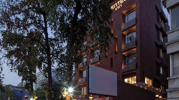 Un bâtiment moderne, sur lequel on peut lire l'inscription « ENTEDUS INN », à la tombée de la nuit.