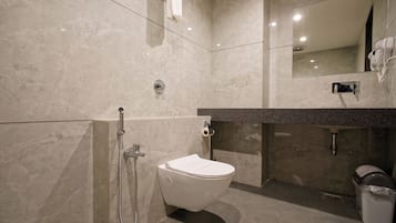 Regadera, amenidades de baño gratuitas, secadora de cabello, pantuflas