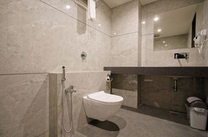 Ducha, artículos de tocador gratuitos, secador de pelo, pantuflas