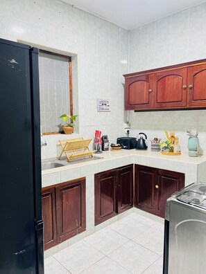 Microwave, oven - Kale Flat a Charming 2-bedroom house in the midst of Stone Town Zanzibar (Zanzibar)