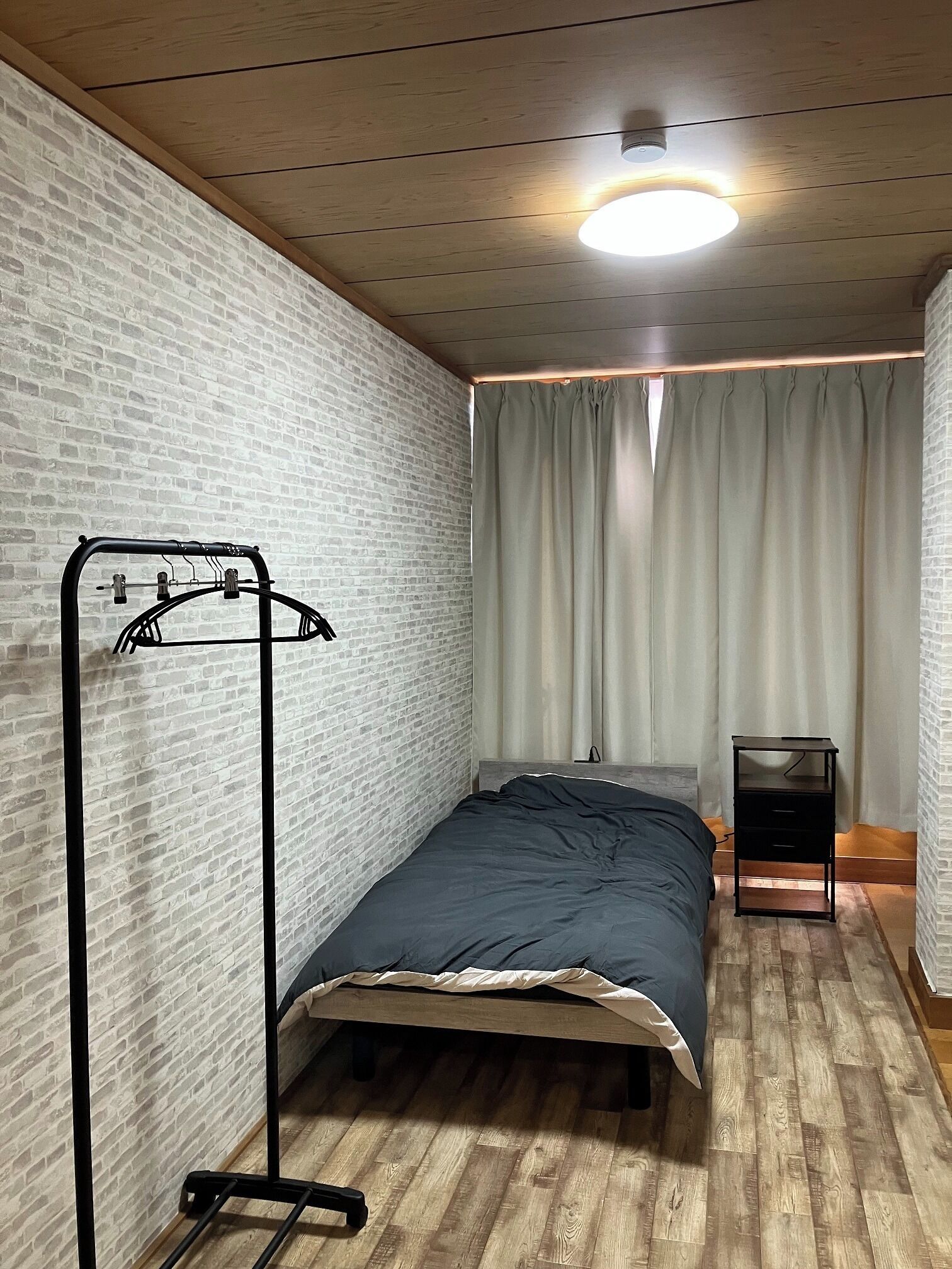 6 bedrooms, desk, bed sheets