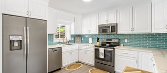 Coral Cottage - Private Oasis with Heated Saltwater Pool