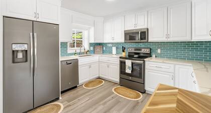 Coral Cottage - Private Oasis with Heated Saltwater Pool